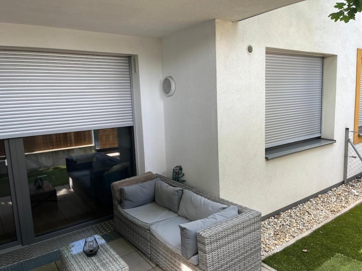 Lovely 2-bedroom Close To Airport Apartment *
